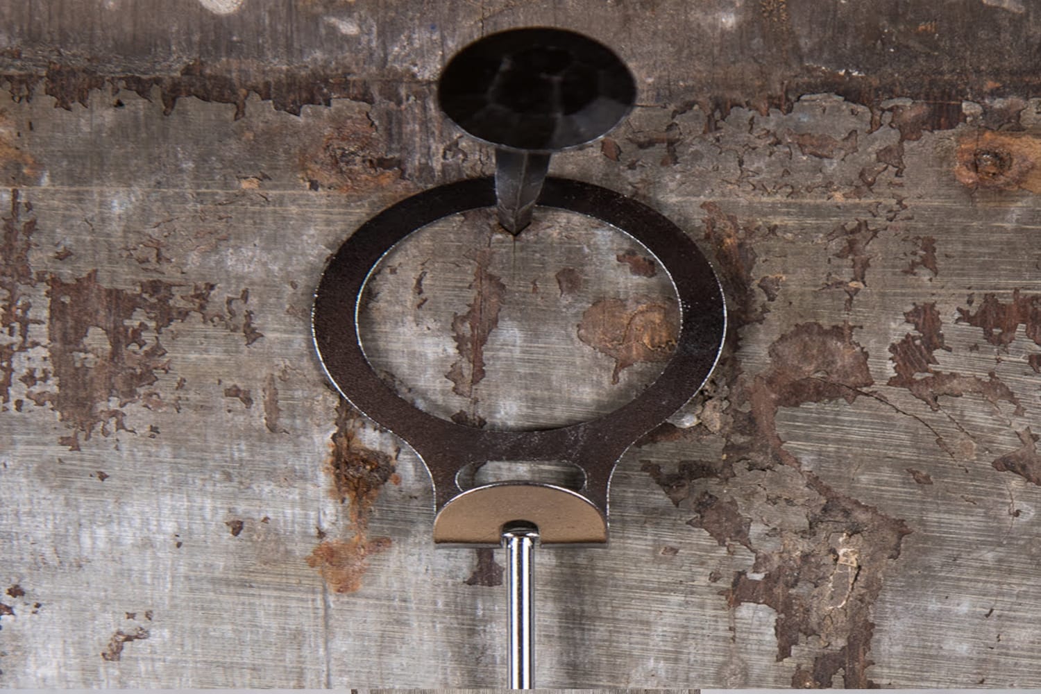 Sort træbøjle til hotelbrug med tværstang, anvendt til professionel ophængning af tøj i hospitalitymiljø