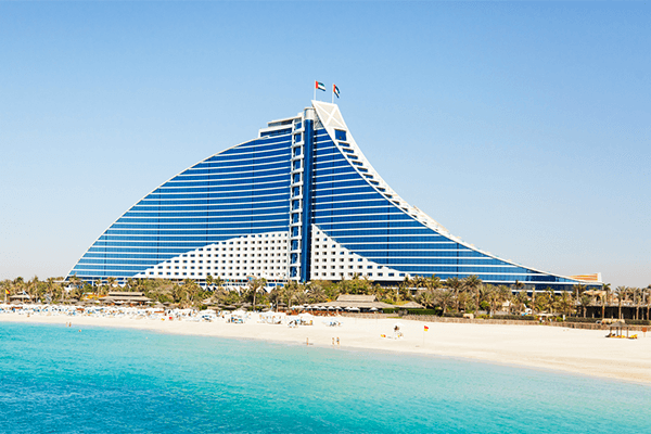 Hotel ved strand med ikonisk arkitektur, der illustrerer professionel hotel- og hospitalityløsning i B2B sammenhæng