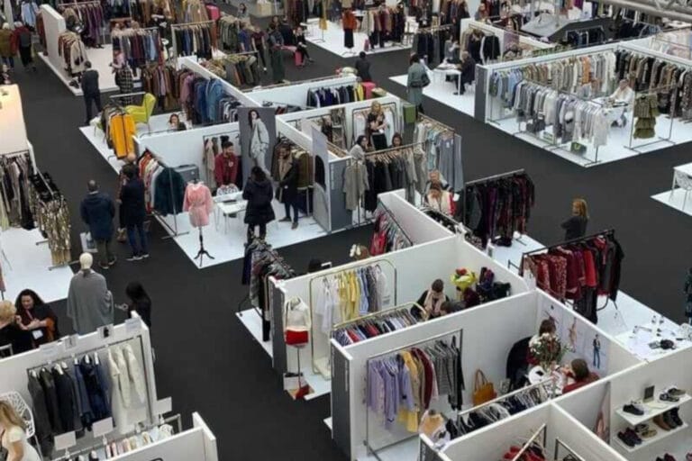 Messer og events med professionelle stande og tøjophæng, der illustrerer B2B kollektionspræsentation og messeløsninger