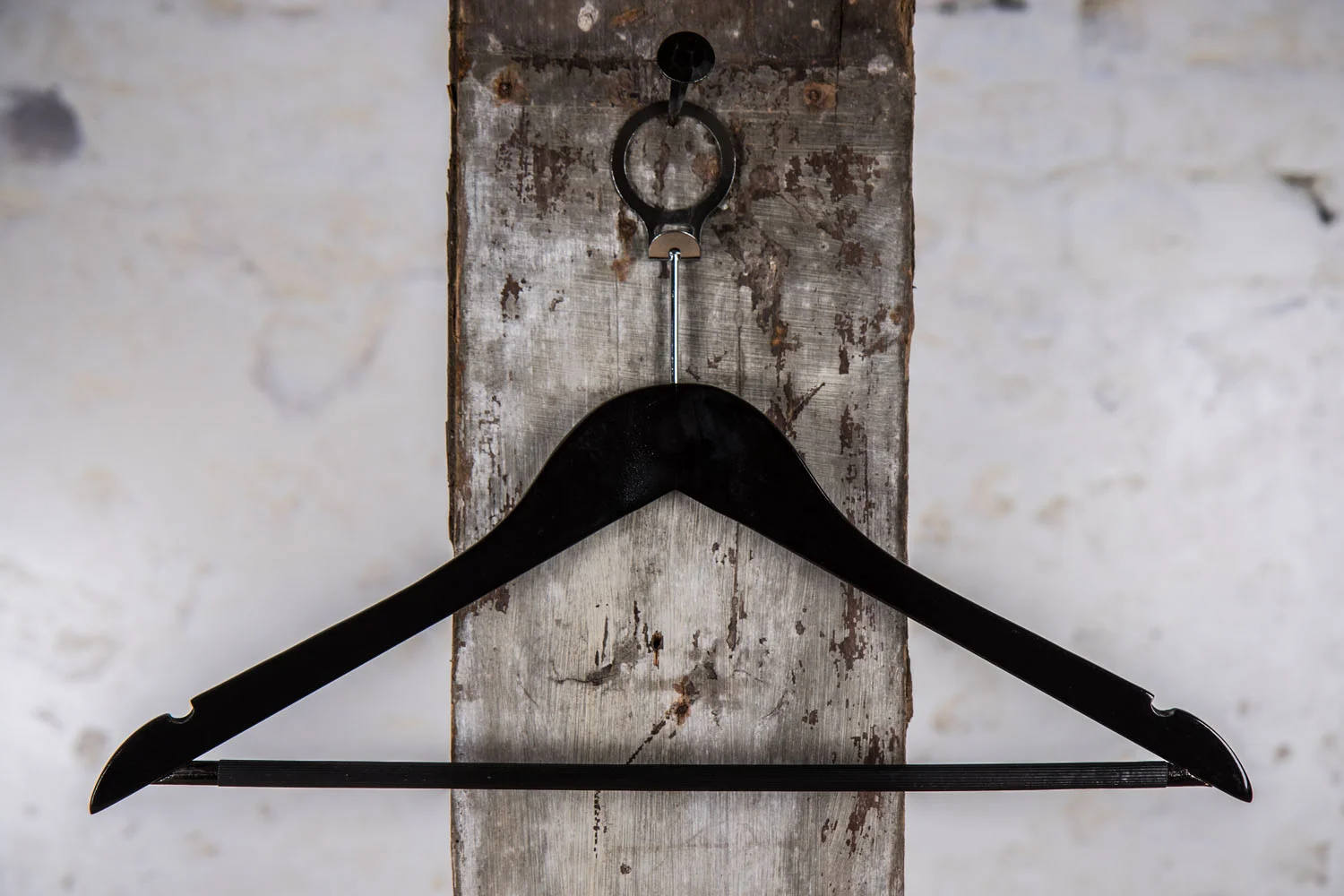 Træbøjle til hotelbrug med tværstang, anvendt til professionel ophængning af tøj i hospitalitymiljø
