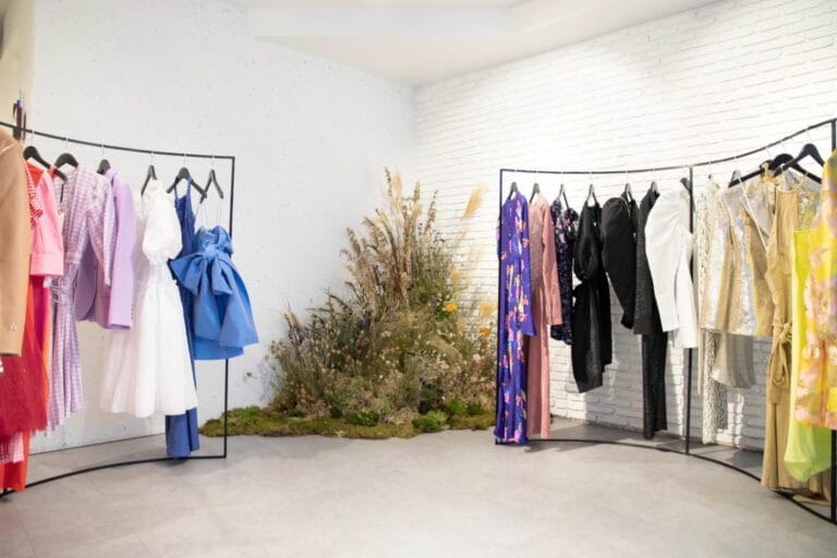 Showroom med professionel præsentation af tøj på bøjler, der illustrerer kollektionsophæng og brandmiljø til B2B