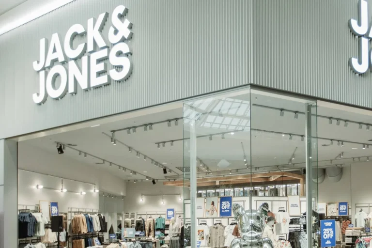 Shop-in-shop løsning i shoppingcenter med Jack & Jones butik, der illustrerer professionelt retailmiljø og butiksindretning